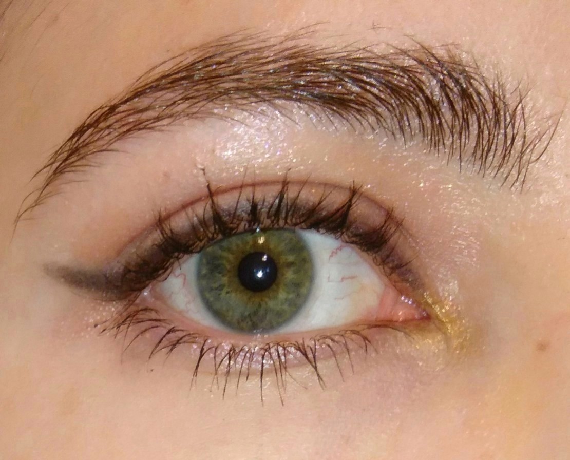 Diana_Diix's tweet photo. Maquillaje con eyeliner difuminado y labios rojos. #maquillaje #maquillajeencasa #makeup #eyelinerdifuminado #labiosrojos #iluminador #essence #catrice #youaretheprincess #misscop https://t.co/GJVIhJWMUV