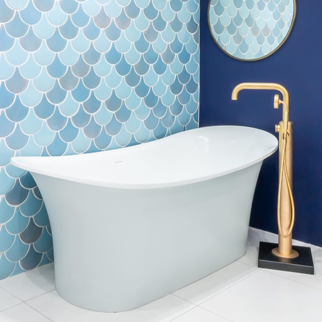AB_Britain's tweet photo. Recreate the ocean deep in your bathroom by combining mermaid-tail tiles with an inky blue. We love how @BromBathCo has paired our Aegean bath with striking gold brassware, tying the luxurious scheme together. https://t.co/ebMZE6tIaU