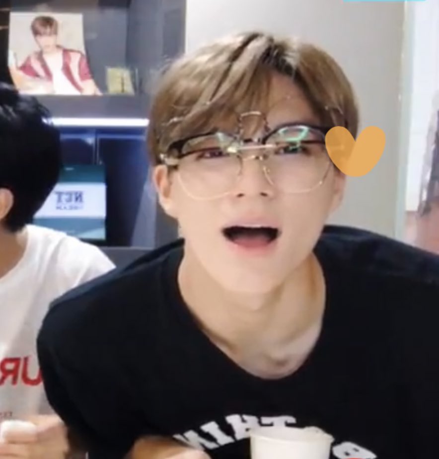 he was being so adorable in this vlive 