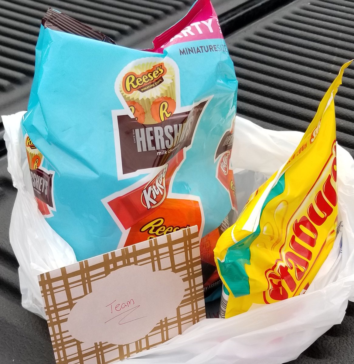 Dropping off snacks for the team at Auburn Hills!  Very thankful for our frontline! <a href="/ptuscano/">Patrick Tuscano</a>
<a href="/PapaChape21/">Jordan Chappell</a> <a href="/pbakeman/">Pᴀʙʟᴏ Bᴏᴏᴍ 🦋📖⚔️❄️</a>
@JohnRiveraGLM <a href="/DemetrusHayes1/">Demetrus Hayes</a> <a href="/TomMonahan10/">Tom Monahan</a> 

 #BeThere #WeAreGLM