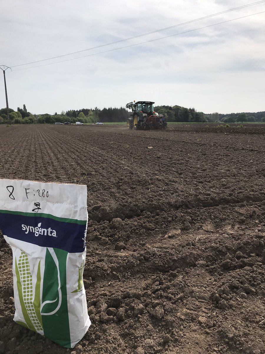 Excellentes conditions de semis cet après-midi à Merlevenez pour un essai maïs fourrage avec Bertrand de chez <a href="/DOUARAPPRO/">DOUAR APPRO</a>.
A la recherche du meilleur 🌽 pour l’an prochain.