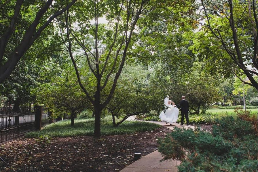 GlessnerHouse's tweet image. Alena and Val&apos;s ceremony in Women&apos;s Park was followed by a reception at Glessner House. Photographer Angela Renee.#WayBackWeddingWednesday
