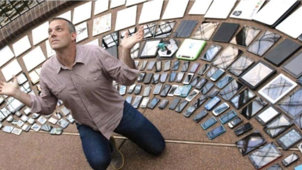 StudentProblemo's tweet image. Me wondering why my online class is lagging

*my brother in the other room*