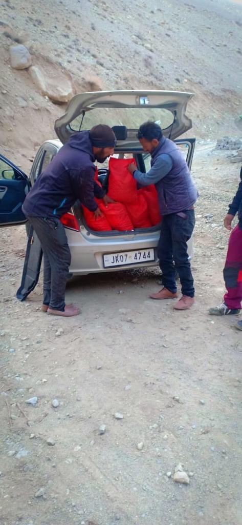 aamir_ally's tweet photo. Help poor, and God will help you. Imamia Youths of Chanigund distributed essential commodities among poor families! #COVIDー19 
#HelpTheHungry 
@MajaniMunir @Sajjad_Kargili @aahil_riyaz @M_hundurmani @khanjerpa @hasnain_saburi https://t.co/PvWQzfglOM
