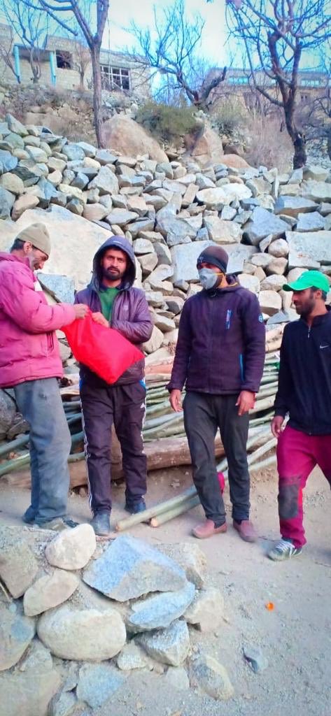 aamir_ally's tweet photo. Help poor, and God will help you. Imamia Youths of Chanigund distributed essential commodities among poor families! #COVIDー19 
#HelpTheHungry 
@MajaniMunir @Sajjad_Kargili @aahil_riyaz @M_hundurmani @khanjerpa @hasnain_saburi https://t.co/PvWQzfglOM