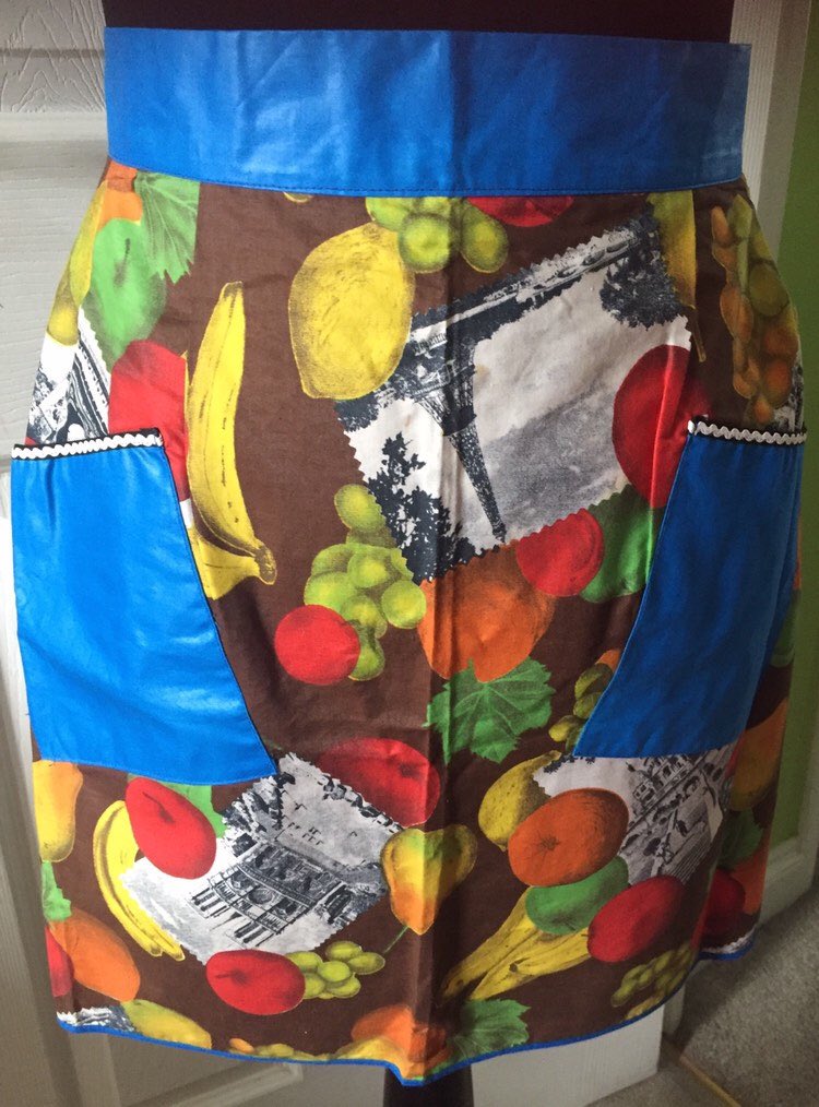 WatsonsVintage's tweet photo. ONLY Β£9.95! TAKE A PEEK AT THIS ABSOLUTELY STUNNING VINTAGE HALF PINNY/APRON in my #etsy shop: TRUE VINTAGE 1960s (or earlier) Stunning Frilled Half Pinny/Apron with Fruit & Famous Landmarks Pattern and Two Pockets -Retro Style https://t.co/6vQEz0HC09 #RetroApron #CamperVanDecor https://t.co/4d5Ea7KSor