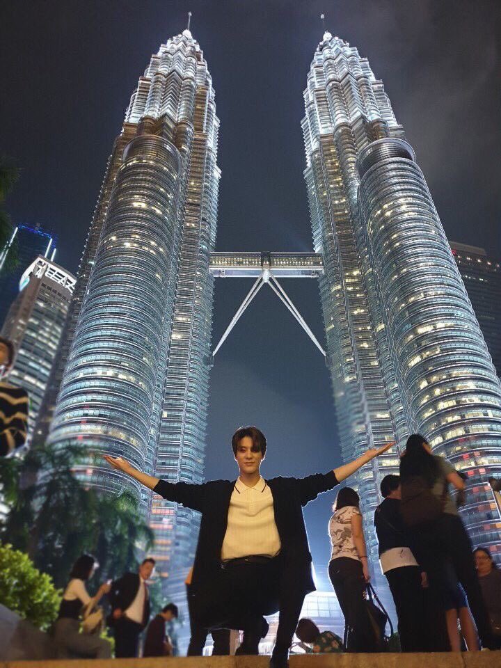 to end this thread, i give u jeno with the petronas twin towers in kuala lumpur! i was born and raised in kl and i love that 3J took the time to go see the towers 