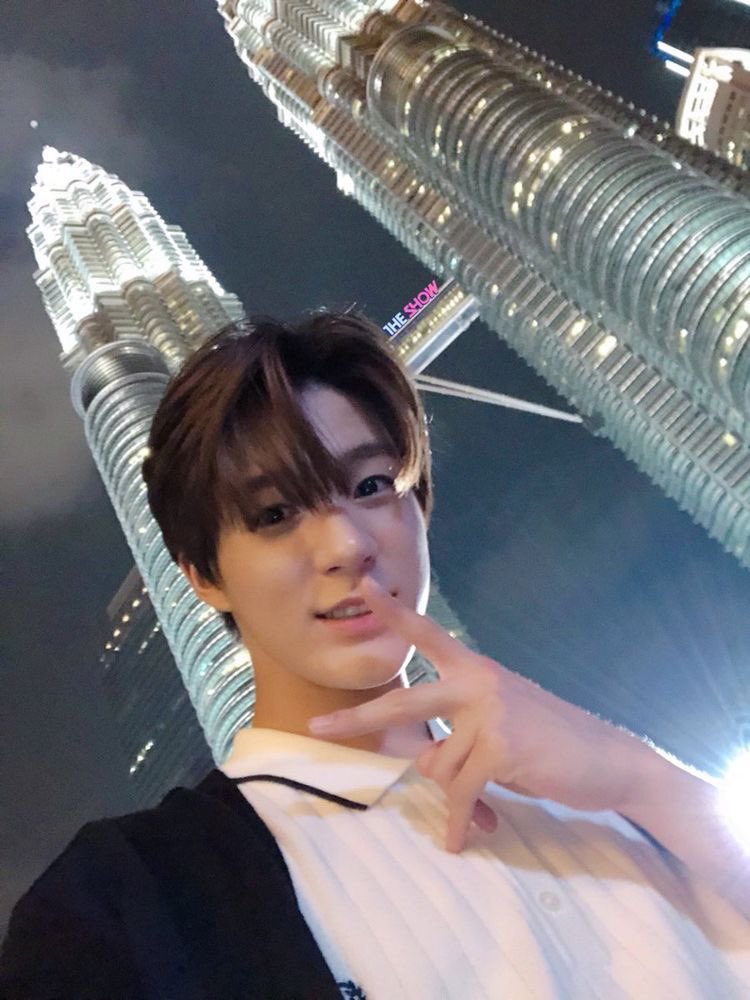 to end this thread, i give u jeno with the petronas twin towers in kuala lumpur! i was born and raised in kl and i love that 3J took the time to go see the towers 