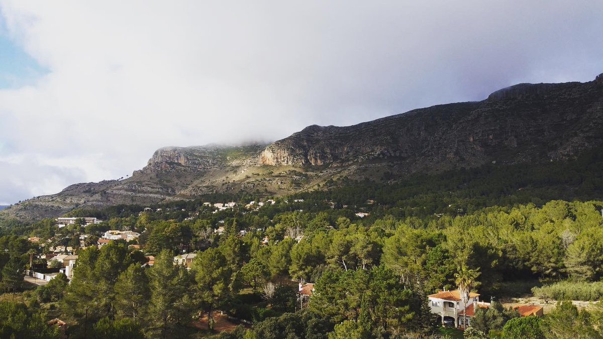 The Great Villa es una fantástica casa en venta🏡 situada en la falda del monte Mondúver ⛰ ruralbarx.com
✔️Experimenta la naturaleza en su estado puro 🌲🌿🌳
✔️Con un increíble diseño arquitectónico🔝 
✔️Disfruta de sus amplias terrazas 🌞
✔️Vistas paisajistas🏞