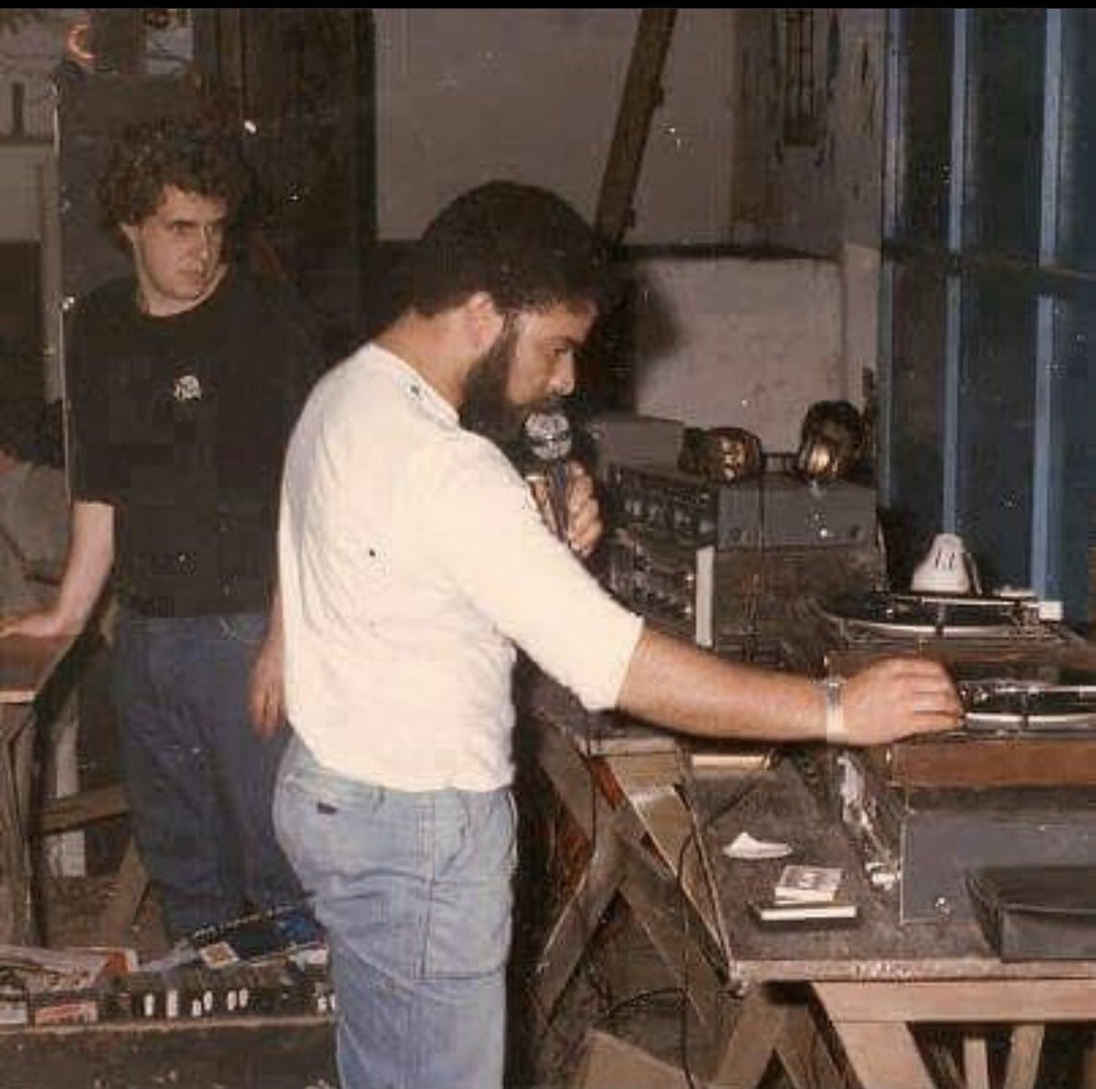 Vc sabia q PT a princípio significava PsyTrance?
Aqui Lula testando as tracks mais quentes vindas de Goa nos anos 90.