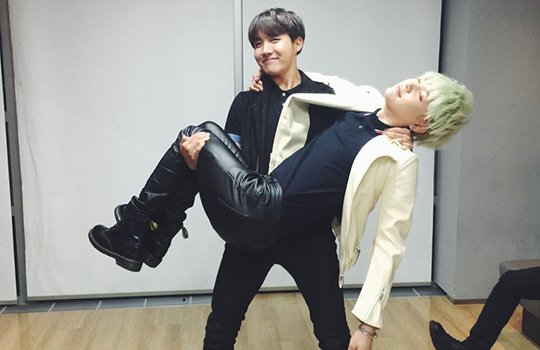 hoseok carrying yoongi is such a wonderful concept :(