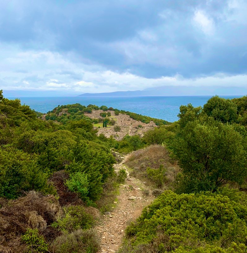 Today’s digital day trip from  #Athens takes us off the beaten path to Rhamnous! It may not feature on every itinerary, but Rhamnous is the best preserved city in Attica. Here’s a thread on temples, topography, & a whole lot of hubris!.. #archaeology  #greece  #travel  @ASCSAthens