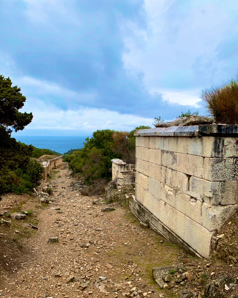 Perched on a cliff opposite  #Euboeia, Rhamnous is notable for two things: its spectacularly preserved urban center & the important Sanctuary of Nemesis located just outside of town. But there’s much more to see, especially the tombs lining the roads to Marathon & Oropos!