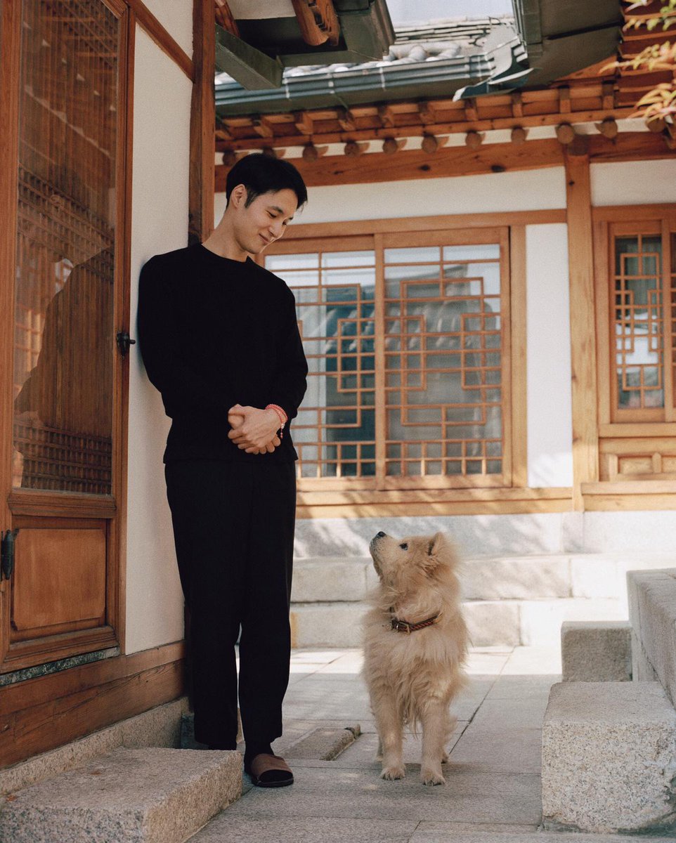 cerealmag's tweet photo. Teo Yang and his Chow Chow, Apple, standing in the central courtyard of his hanok home and studio. Apple is so named after Yang’s young nephew once observed she looks like a spiky pineapple.

Blue Pine, from Cereal Volume 19. 

https://t.co/2ywhj15tyd

#teoyang https://t.co/dqToznsdaG