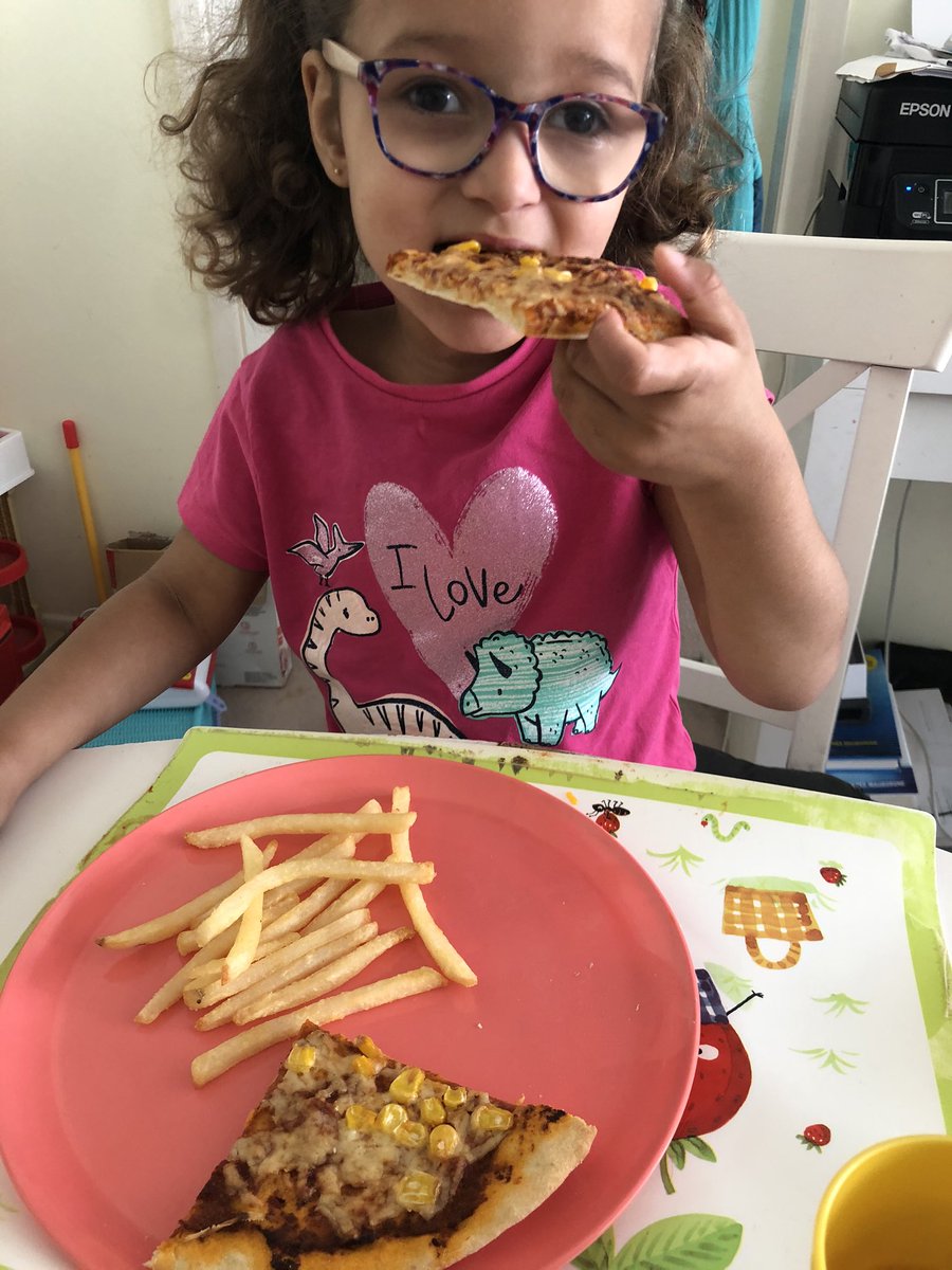 HelenElhag's tweet photo. @HillsideNur Yasmeen made pizza for lunch 😋 https://t.co/6THlCz73VI