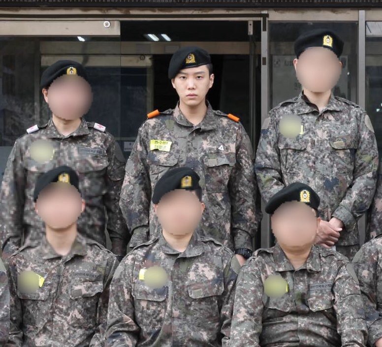 FOTO DE YEJUN EN ABRIL 2020 CON SUS COMPAÑEROS TRAS SU SERVICIO MILITAR EWNDNmMUYAAS1c0?format=jpg&name=900x900