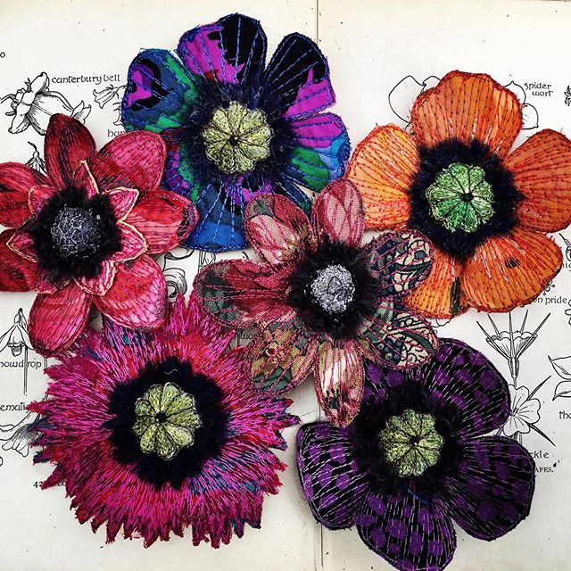 Brindille_'s tweet photo. 🦋🌻🌺🍃
#artworks by UK textile artist © Corinne Young @stitched_garden https://t.co/PR7iffEzwa