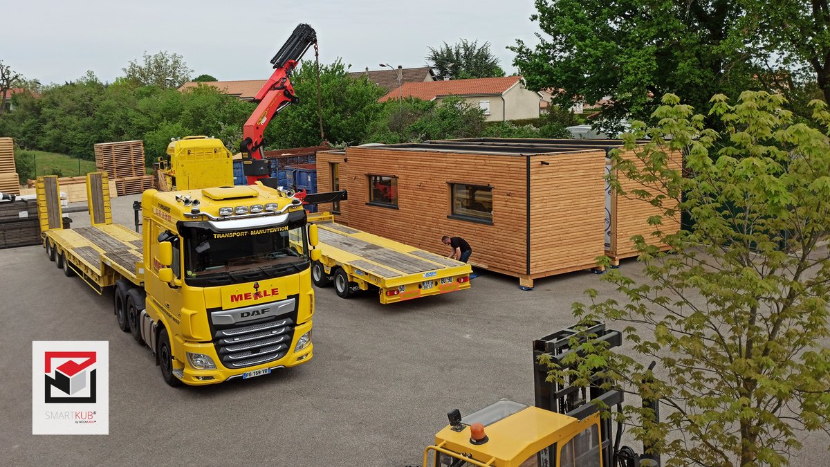 ModulandFrance's tweet photo. [@StudiosSmartkub] Livraison en cours de 3 #bureaux #modulaires #bois pour une surface totale de 75 m². Idéalement positionnés près du jardin expo, la société Rebeyrol (Limoges - 87) disposera d'une matériauthèque, de 2 bureaux commerciaux et 2 salles de présentation projets. https://t.co/YqoH60pU4y