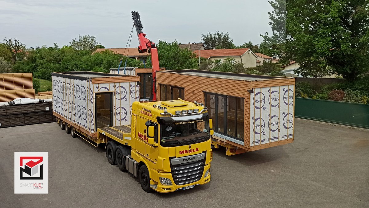 ModulandFrance's tweet photo. [@StudiosSmartkub] Livraison en cours de 3 #bureaux #modulaires #bois pour une surface totale de 75 m². Idéalement positionnés près du jardin expo, la société Rebeyrol (Limoges - 87) disposera d'une matériauthèque, de 2 bureaux commerciaux et 2 salles de présentation projets. https://t.co/YqoH60pU4y