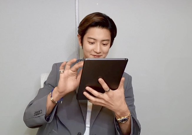 creamcsom's tweet photo. หนูว่าไอแพดมันก็ไม่ได้เล็กขนาดนี้นะคะ... https://t.co/RK69LYyUxT