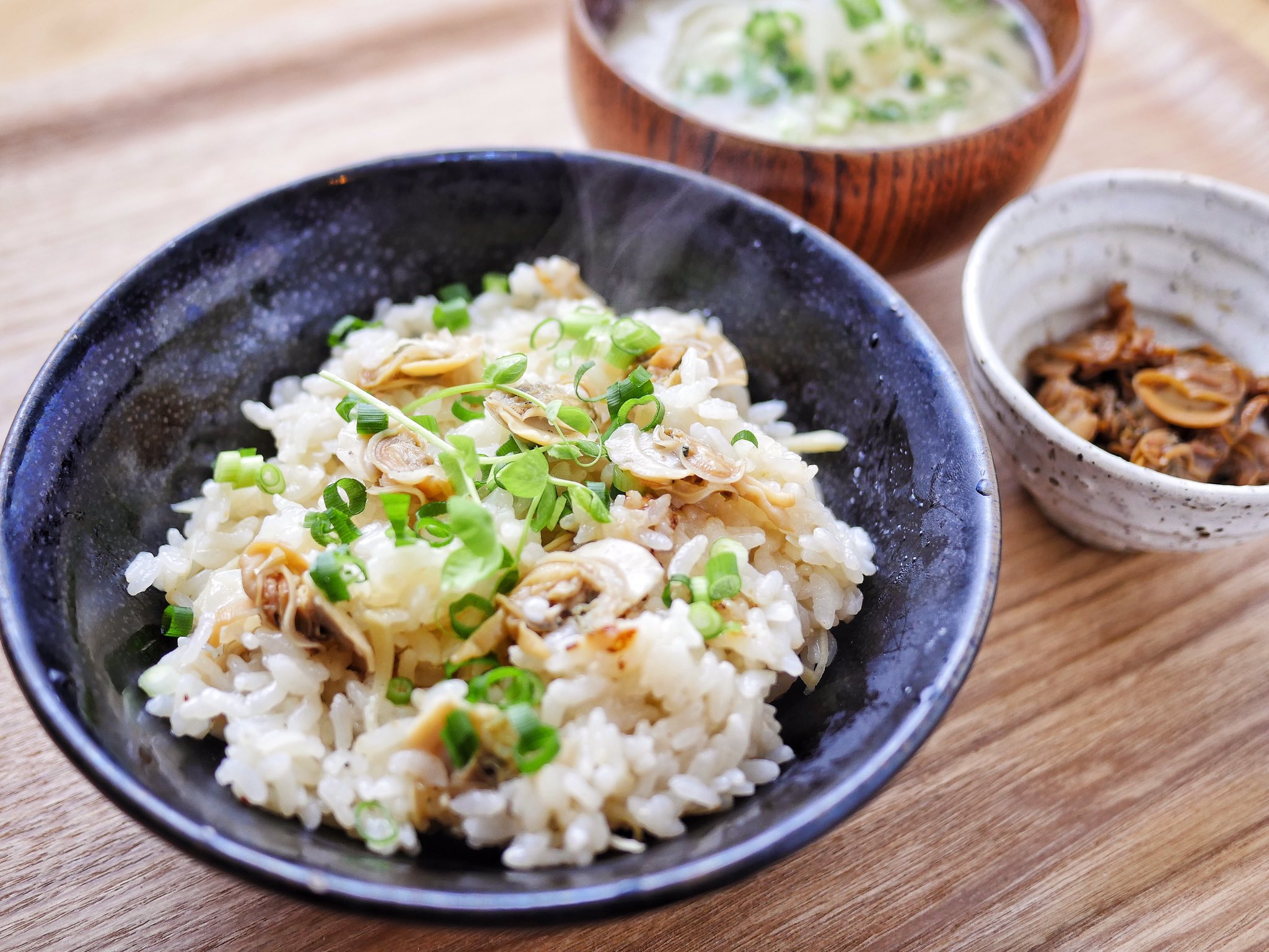 村山嘉昭 Murayama Yoshiaki イソシジミ ウスガイ の炊き込みご飯と佃煮 淡路島産タマネギの味噌汁を添えて 吉野川の幸 いただきます T Co Ukforxh2wr Twitter