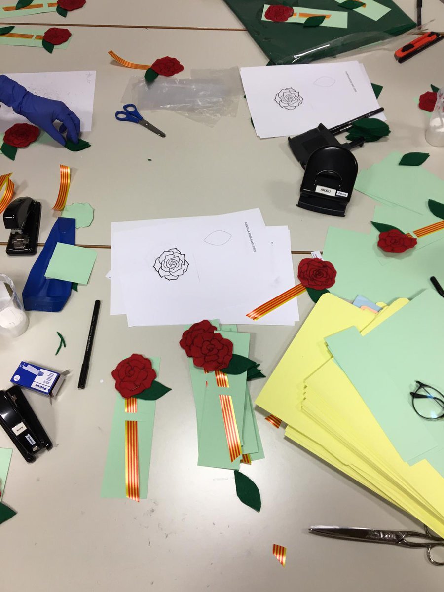 coVIC2020's tweet photo. Avui, juntament amb les treballadores de Benestar i Família hem confeccionat més de 100 roses "casolanes" per les persones grans de la ciutat. Demà, dia de Sant Jordi unes voluntaries les hi entregaran.

Per Sant Jordi, cap persona sense rosa. 🌹

#Covid19 #XarxaSolidàriaVic https://t.co/OmkBdYoExO