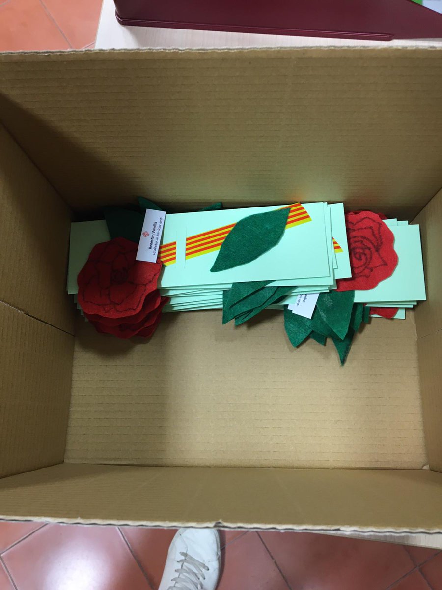 coVIC2020's tweet photo. Avui, juntament amb les treballadores de Benestar i Família hem confeccionat més de 100 roses "casolanes" per les persones grans de la ciutat. Demà, dia de Sant Jordi unes voluntaries les hi entregaran.

Per Sant Jordi, cap persona sense rosa. 🌹

#Covid19 #XarxaSolidàriaVic https://t.co/OmkBdYoExO