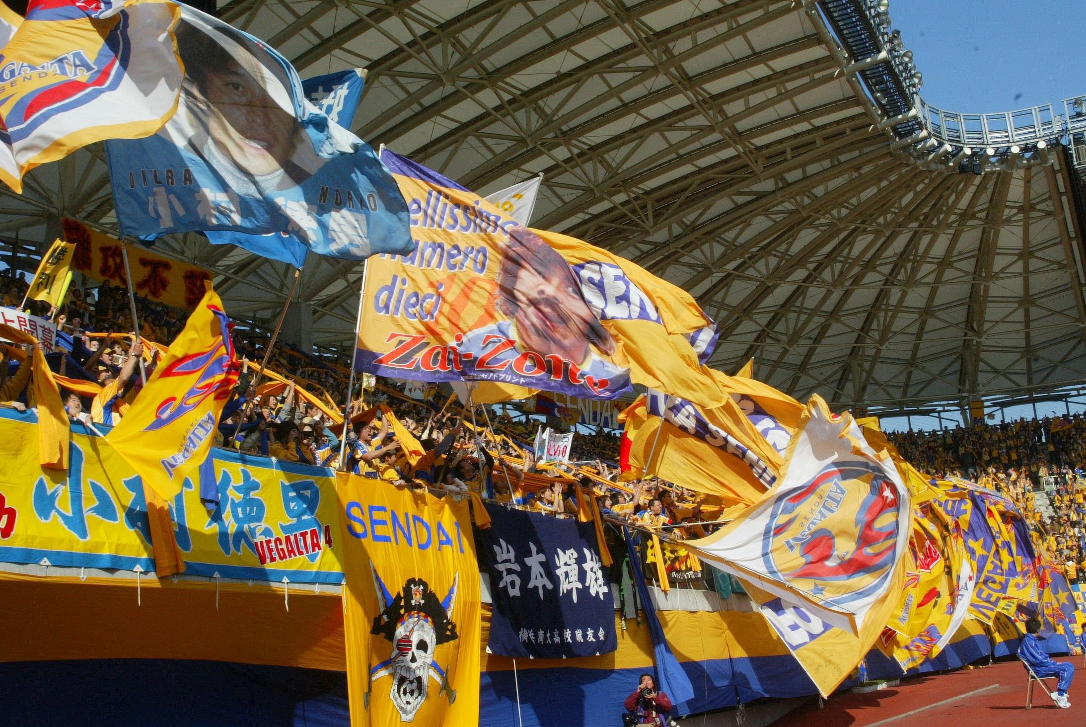 サッカーダイジェスト ｊリーグ 岩本輝雄 あの 伝説のfk をプレーバック 助走した時に前を見たら T Co Zkljxg6jpu テル フリーキック ベガルタ 左足 歴史的ゴール サポーター T Co Bixjrkvxsu Twitter