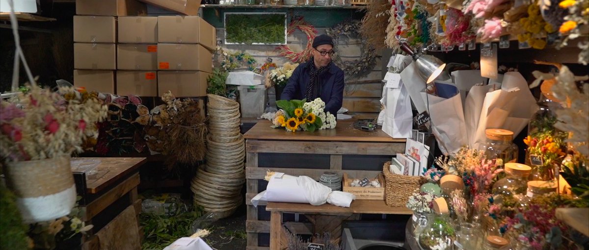 Quelques bouquets pour fleurir les appartements des parisiens... et beaucoup pour les deuils. C'est la réalité du #COVID19. A voir, le portrait de Christian, fleuriste : cutt.ly/qyrJi3o cutt.ly/eyrJaYs #ceuxquicontinuent
