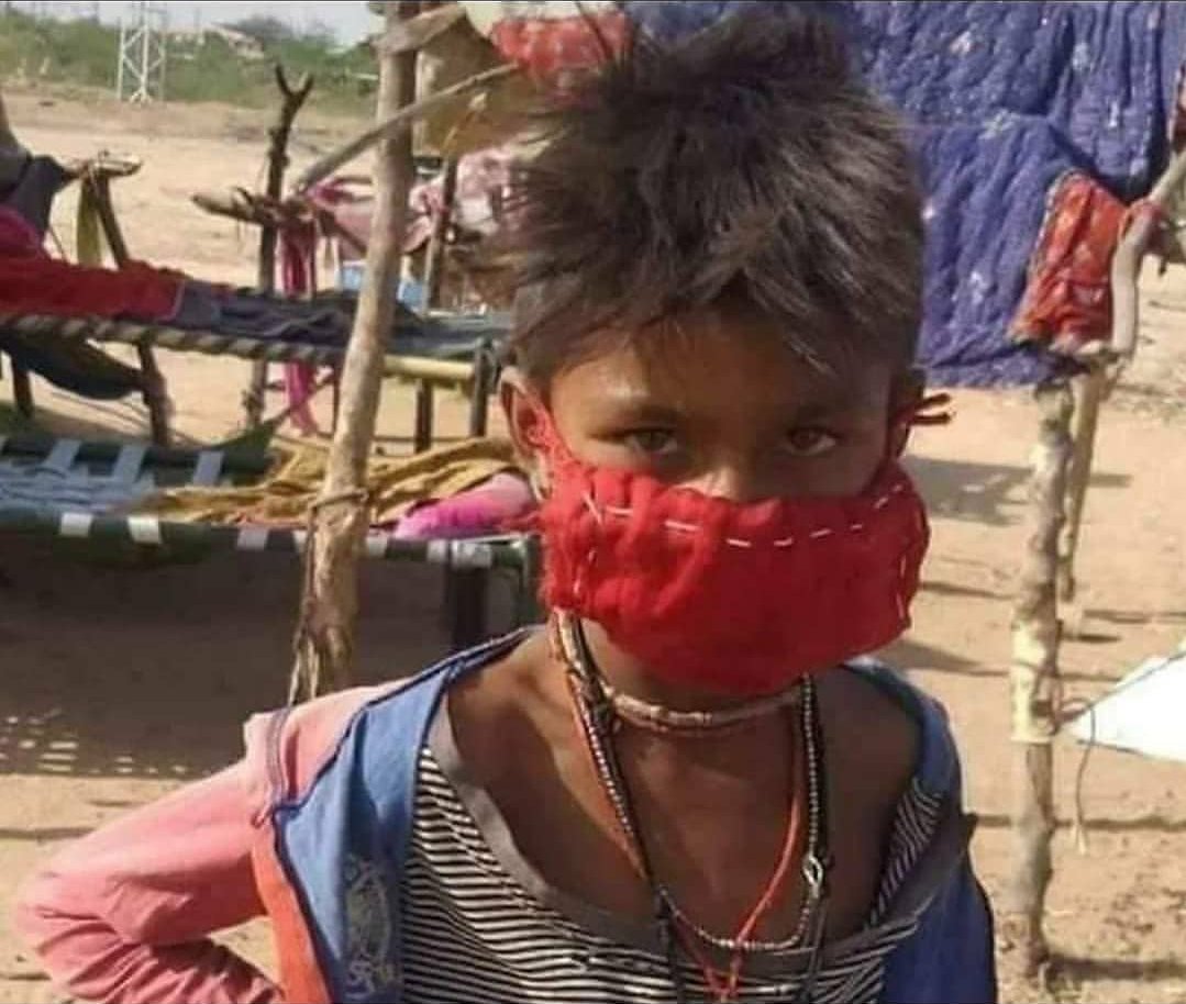 IG_Dhanera's tweet photo. मास्क जैसा भी हो , मां ने बनाया होगा !
गरीब है सहाब , गैर जिम्मेदार नहीं !! https://t.co/ps9gEZXAmc