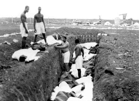 Massacre de ThiaroyeJe vais vous demander de remonter 4 tweets en arrière. Le 1er décembre 1944 à Dakar, les tirailleurs sénégalais manifestaient pour le paiement de leurs salaires. Les gendarmes français leur ont tirés dessus.Résultat : 70 morts (minimum)