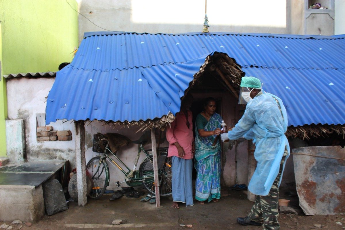On 22/4, 150 needy families of Amman Koil St, Kumananchavadi were each given 5 cloth masks, 02 pairs gloves, 1/2 kg detergent, 01 toilet soap &amp; 1L handwash.The area was also sanitized.
#Covid19Chennai 
<a href="/crpfindia/">🇮🇳CRPF🇮🇳</a> 
<a href="/CRPF_sector/">SOUTHERN SECTOR CRPF</a> 
<a href="/CMOTamilNadu/">CMOTamilNadu</a> 
<a href="/chennaipolice_/">GREATER CHENNAI POLICE -GCP</a>