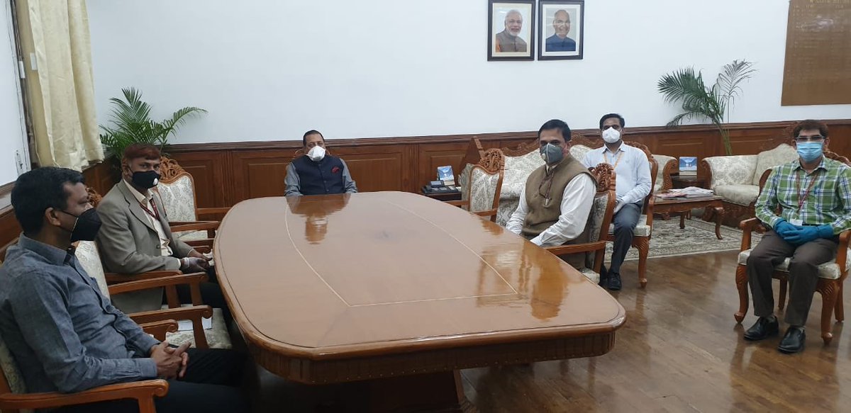 कल सिविल सेवा दिवस के अवसर पर सभी राज्यों के साथ आयोजित विडीओ कॉन्फ़्रेन्स के पश्चात माननीय मंत्री श्री <a href="/DrJitendraSingh/">Dr Jitendra Singh</a> जी व विभाग के वरिष्ठ अधिकारियों के साथ।