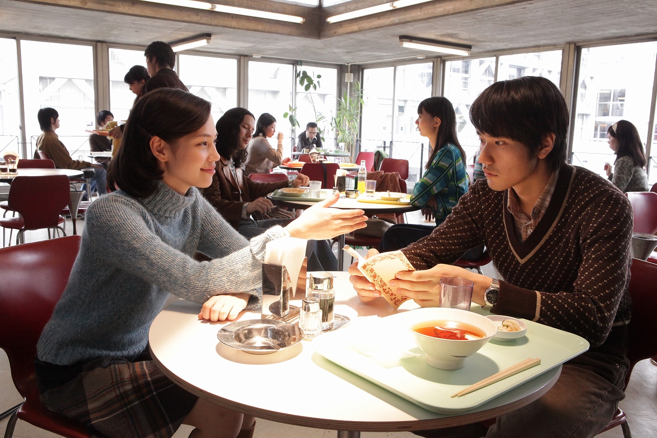 早稲田ウィークリー 10年に公開された村上春樹氏原作の映画 ノルウェイの森 トラン アン ユン監督 松山ケンイチさん 菊地凜子さん 水原希子さんが早稲田大学を訪れ 多くのシーンが撮影されました あのシーンはどこ 早稲田ロケ地巡り