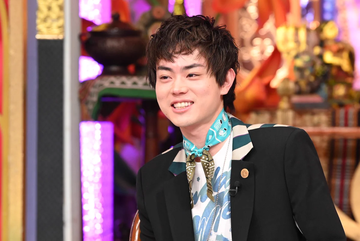 菅田将暉のファッションがまるでソフトバンクの店員だと話題に！