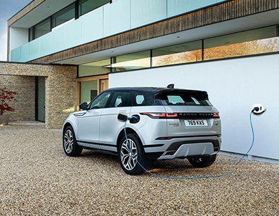 motor16's tweet photo. Estos son los @LandRover_es #Range Rover #Evoque #P300e y #Discovery #Sport #P300e #PHEV: https://t.co/W8rOxwBfcK https://t.co/RiRMMqwrde