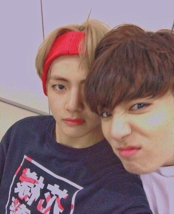 lMISSTAEKOOK's tweet photo. EVEN TAEKOOK'S HAIR FORMS A HEART... CUTE https://t.co/EKQWpJmXpI