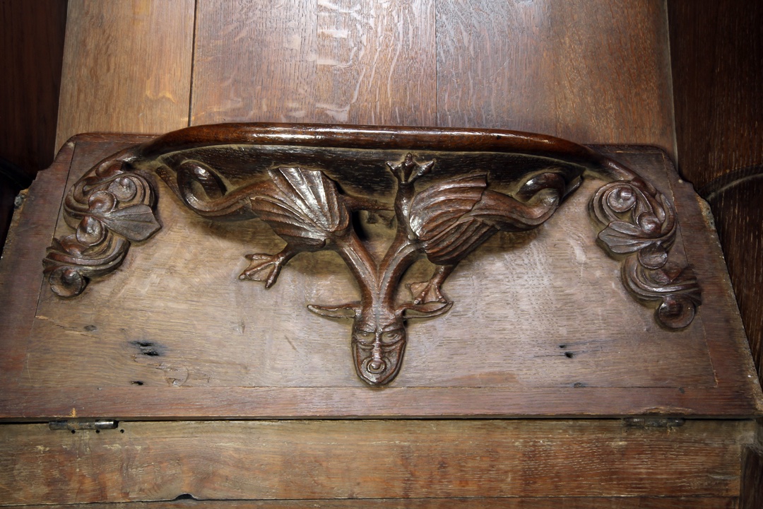 Mid-13C misericord @ExeterCathedral with a double-bodied wyvern with webbed feet #AnimalsInChurchesHour #DragonsInChurches (photo by Mark Ware)