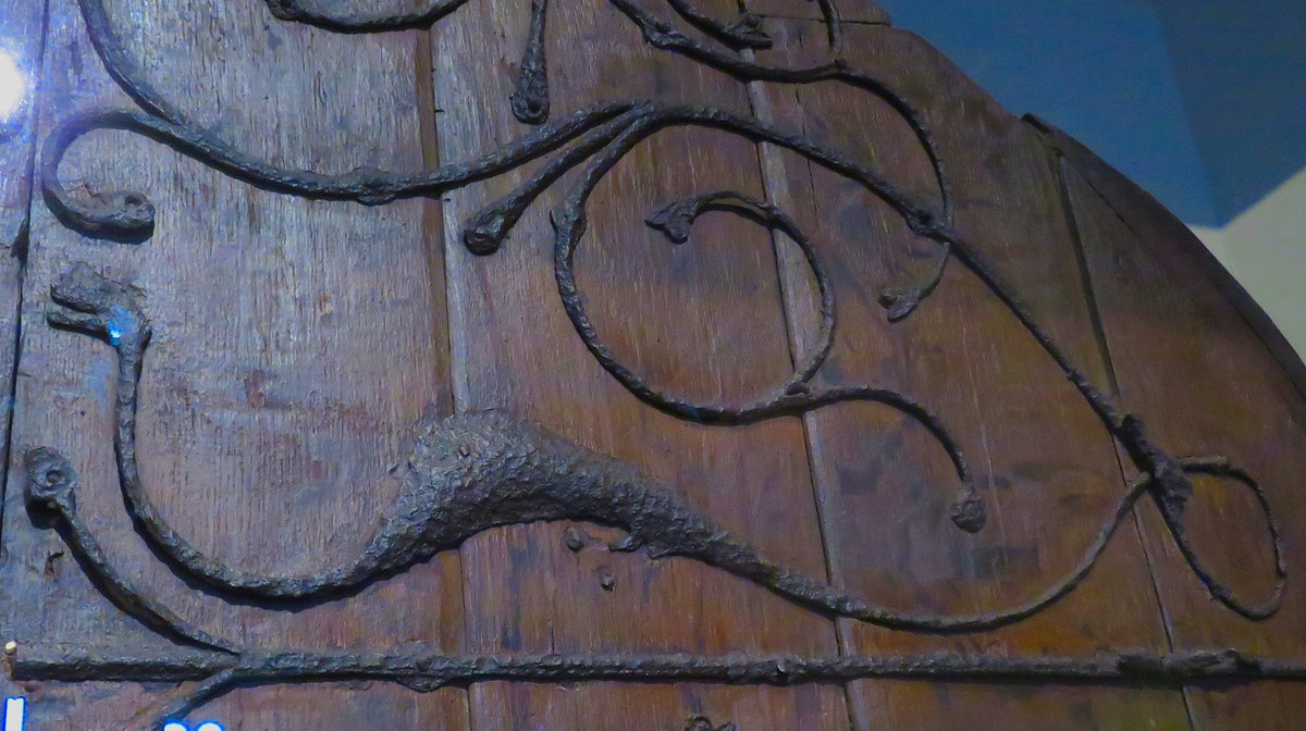 When dragons were 'wyrms'. This c.1272 worm from the  infirmary door of Norwich Cathedral, now @NorwichCastle .
#Dragonsinchurches #AnimalsInChurches