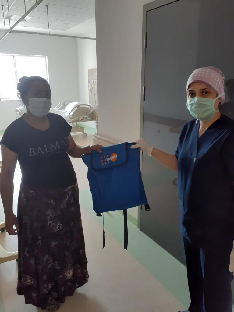 unfpaturkiye's tweet photo. We don't forget that women have some special needs in the fight with #COVID19.

@UNFPATurkey dignity kits are being distributed to women who are under treatment in Ankara hospitals in collaboration with @saglikbakanligi.

#NoOneLeftAlone https://t.co/Gb9Q12Fri1