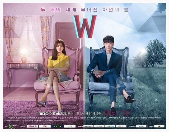  #WTwoWorlds il a adoré ! Parce que même s’il y a une romance assez présente le lead masculin est très fort et on est sur de l’action/thriller et même assez drôle mais dont l’ambiance s’assombrit petit à petit ! Il a kiffé les looks masculins aussi BA 