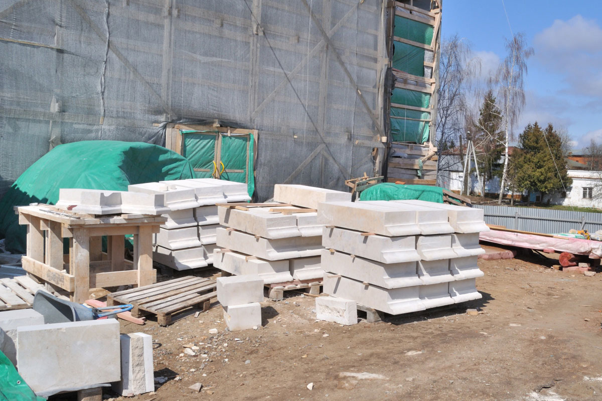 БЕЛЫЙ КАМЕНЬ ДЛЯ НИКОЛЫ. На реставрации веневской колокольни начали использовать местный камень, как в XIX веке veneva.ru/foto-news-2104…