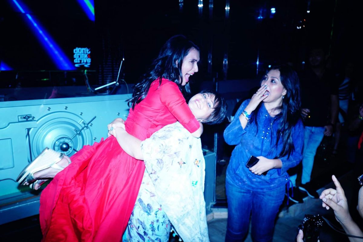 LoveForArpita's tweet photo. Any caption for this snap???
@ArpitaCP @swastika24 @DebjaniChatter
#Guldasta #DivaLove https://t.co/lL9wYXZSPc