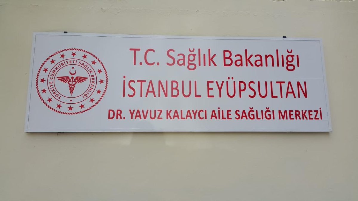 Birkaç gün öncesine dek, bu tabelada, İstanbul Eyüpsultan Nişanca Aile Sağlığı Merkezi yazıyordu. Hastalarına son olarak burada hizmet eden doktor arkadaşımız Yavuz Kalaycı’yı COVID-19 sebebiyle kaybedene dek. İnsana sevgisi çok olan, çok sevilir. Tıpkı Dr. Yavuz gibi.