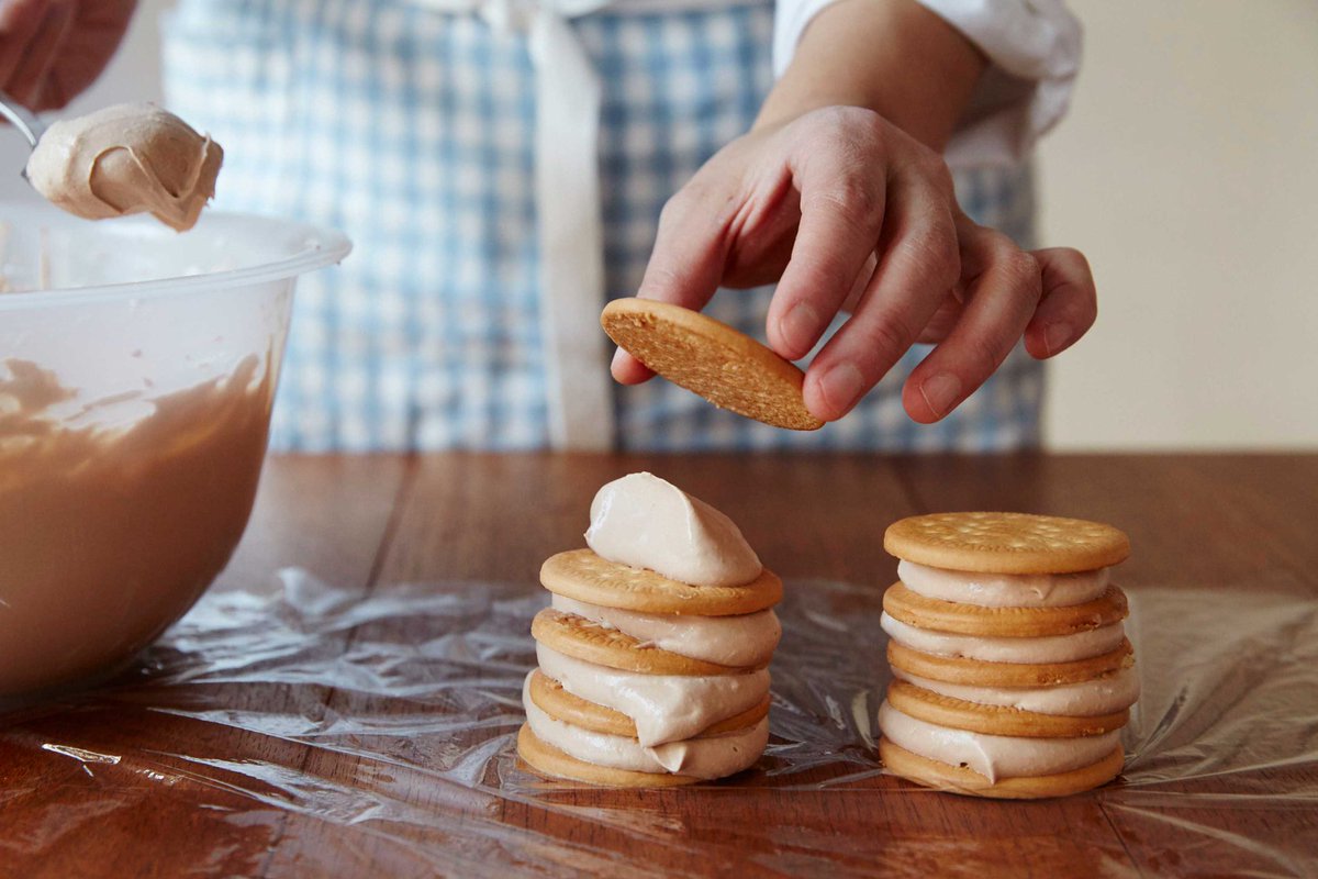 なかしましほ ビスケットケーキ マリー1箱 21枚 生クリーム 300ml 牛乳100ml チョコソース ハーシー 150g 生クリームを柔らかく泡立て チョコソースを混ぜる ラップに牛乳にくぐらせたビスケットを置き クリームをのせサンドする 繰り返して横に