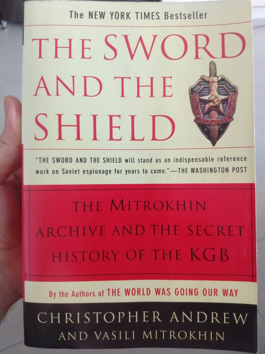 Vasili Mitrokhin, funcionário da KGB, passou 30 anos copiando à mão documentos secretos e guardando sob as tábuas de sua casa de campo. Quando a união soviética caiu ele levou baús cheios de suas anotações para a embaixada britânica em Moscou.The sword and the shield faz o resumo