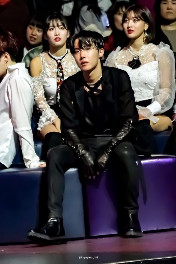 Hobi manspreading a thread 