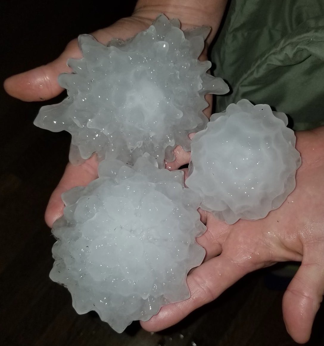 ElTiempoNavarra's tweet image. Esas piedras de #Hielo han caído hace escasas horas cerca del pueblo de #Devol , condado de #Cotton , en el estado de #Oklahoma #EstadosUnidos 
Corrientes ascendentes en el interior del #Cumulonimbo superiores a 160 km/h
Fotografía de Jason Adams y información de @KOCOMichael