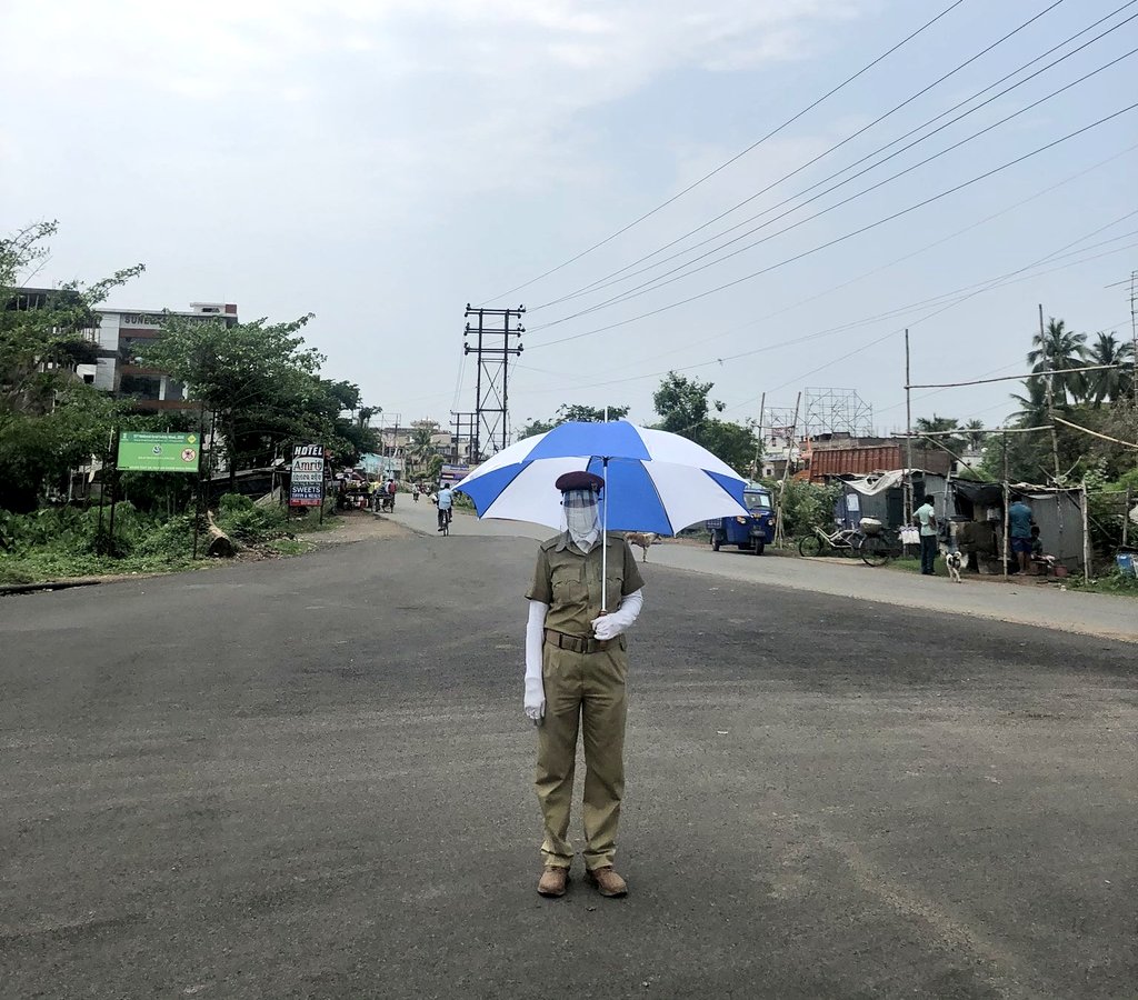 odiapolice's tweet photo. ଖରା ହେଉ କି ବର୍ଷା... ⛅️⛈️
#LockdownDuty #StayHome https://t.co/Mdz54Nr3jW