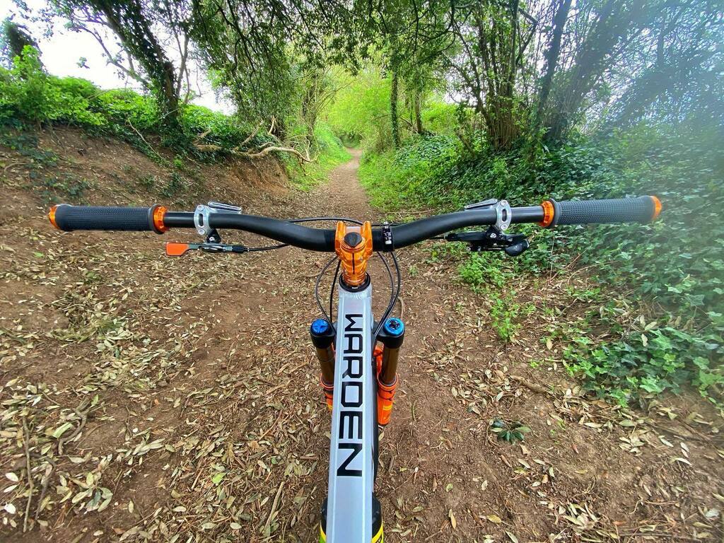 Kristoffrides's tweet photo. Life behind bars... well these ones are ok! .
.
.
#lifebehindbars #outdoors #dailyexercise #outdoorsisfree #orange #mtb #bike #mtblife #bikelife #bikeporn #mtbporn #renthal #renthalbars #fatbar #knollybikes #knollyknation #hopetech #revgrips #oneup #oneu… https://t.co/0buLF6OeCO https://t.co/iTMH1Lv0f9